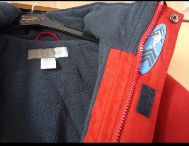 Abrigo rojo con capucha