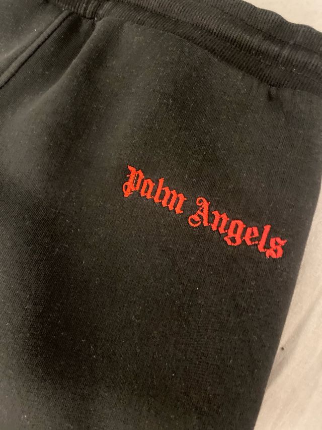 Palm Angels Pantalones Negros con Logo Rojo