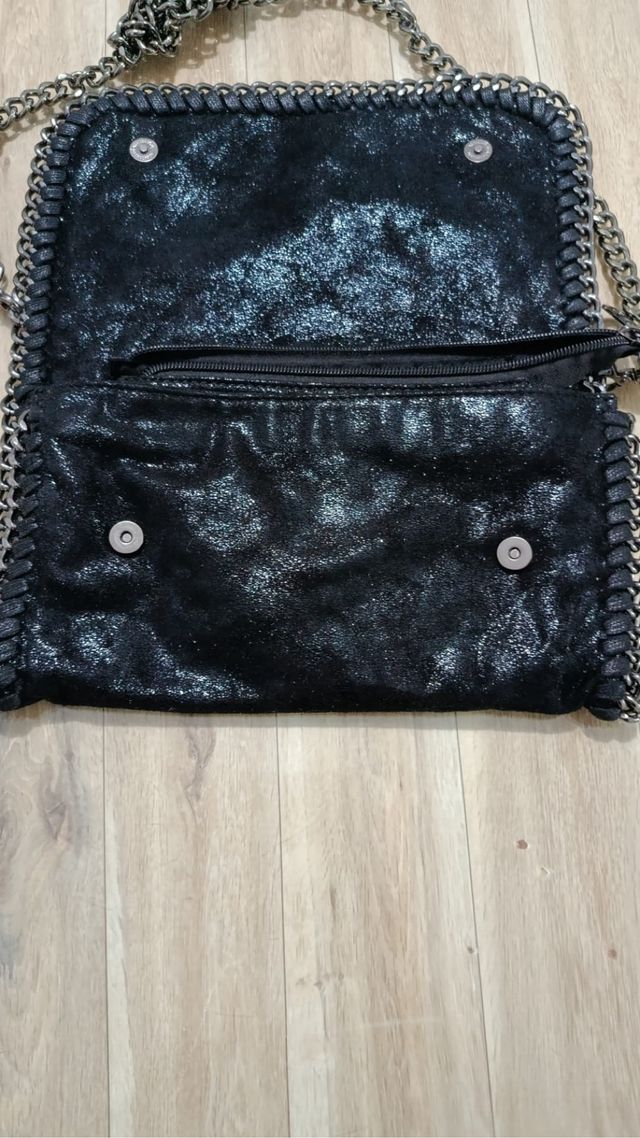 Bolso negro con cadena plateada