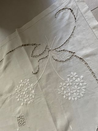 Tovaglia antica in lino ricamata