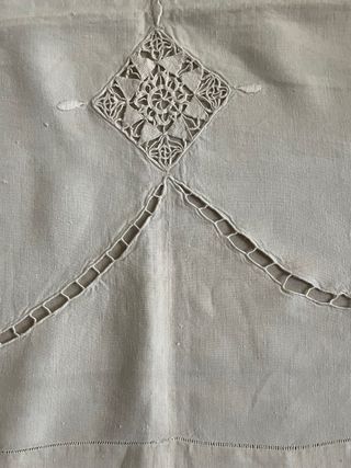 Tovaglia antica in lino ricamata