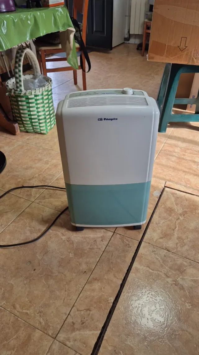 Deshumidificador Orbegozo blanco y verde