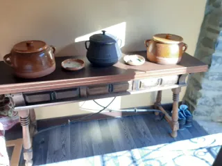 Mesa antigua madera y cerámica