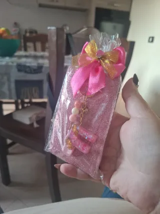 Portachiavi lettera F resina glitter rosa