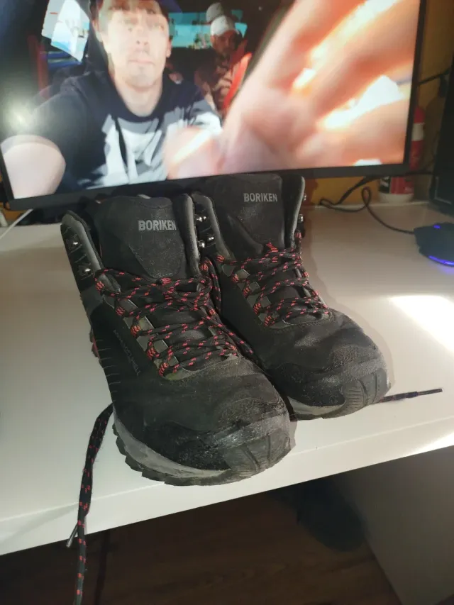 Zapatillas de montaña negras y rojas