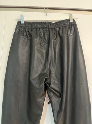 Pantalones negros efecto piel IKKS