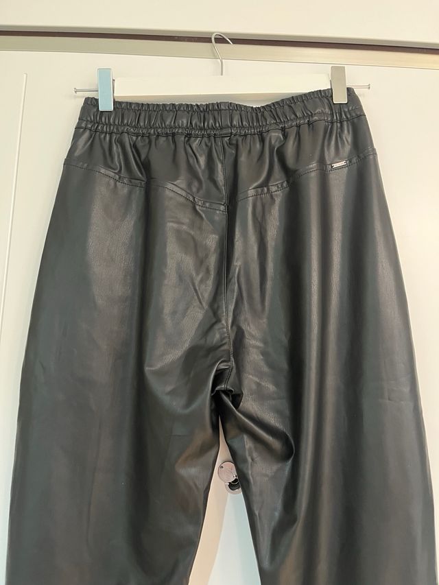 Pantalones negros efecto piel IKKS