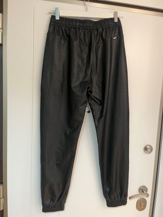 Pantalones negros efecto piel IKKS