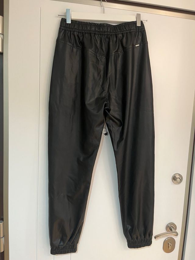 Pantalones negros efecto piel IKKS