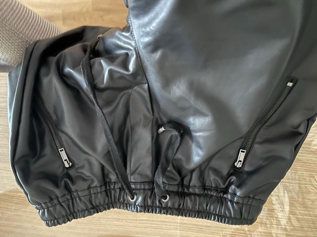 Pantalones negros efecto piel IKKS