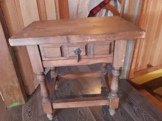 Mesita auxiliar madera antigua