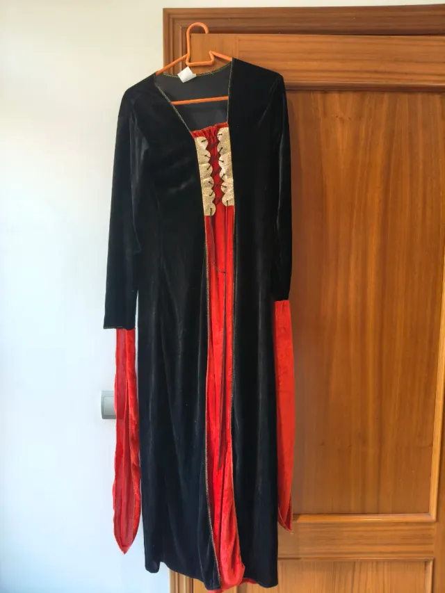 Disfraz Mujer Negro y Rojo, amarillo y negro falda