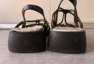 Sandalias negras de tiras