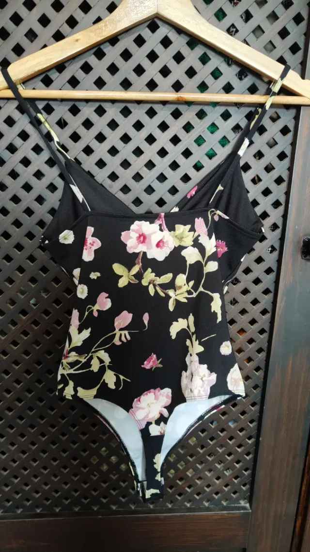 Body floral negro y rosa