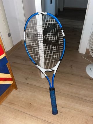 Raqueta de tenis azul y blanca