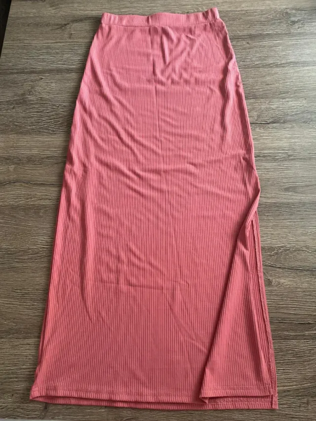 Falda larga rosa con abertura