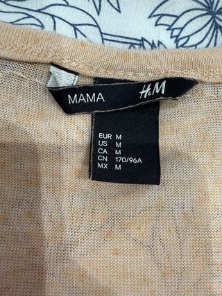 Camiseta beige con cuello pedrería