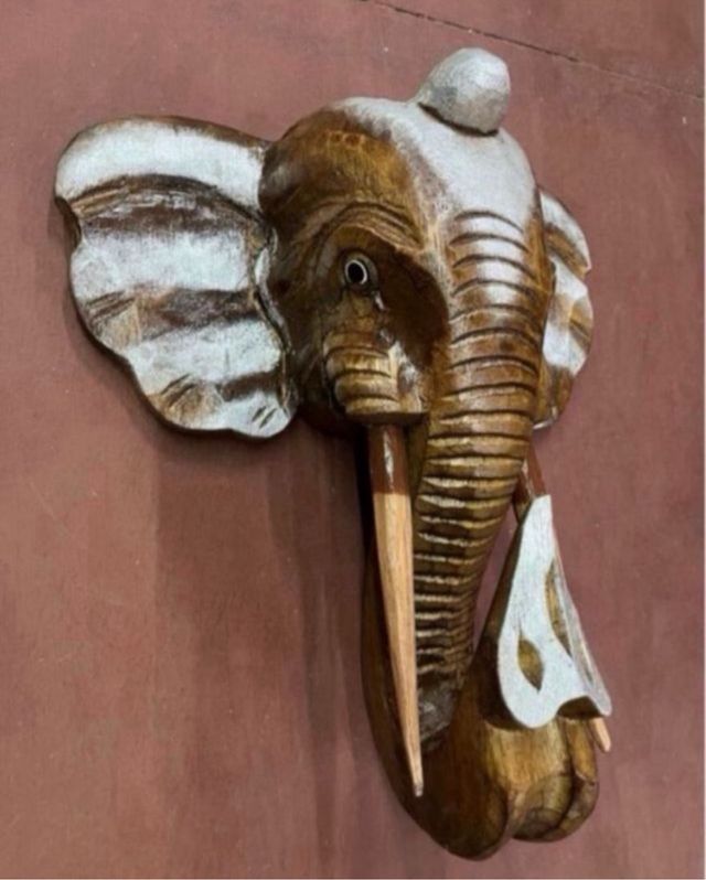 Elefante. Preciosa cabeza máscara de elefante