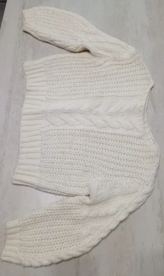 Maglione bianco lavorato a trecce