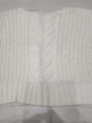 Maglione bianco lavorato a trecce
