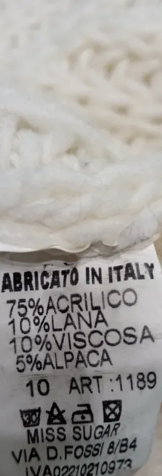 Maglione bianco lavorato a trecce