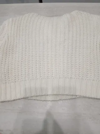 Maglione bianco lavorato a trecce