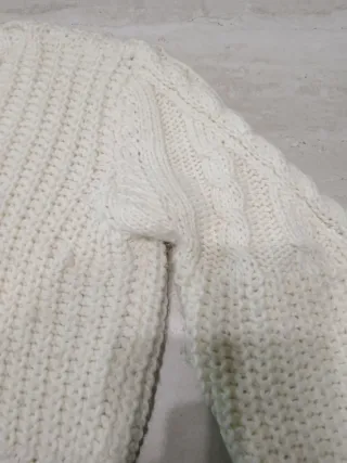 Maglione bianco lavorato a trecce