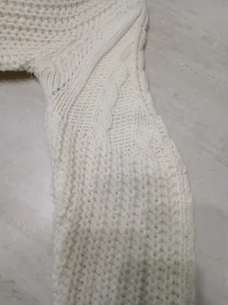 Maglione bianco lavorato a trecce