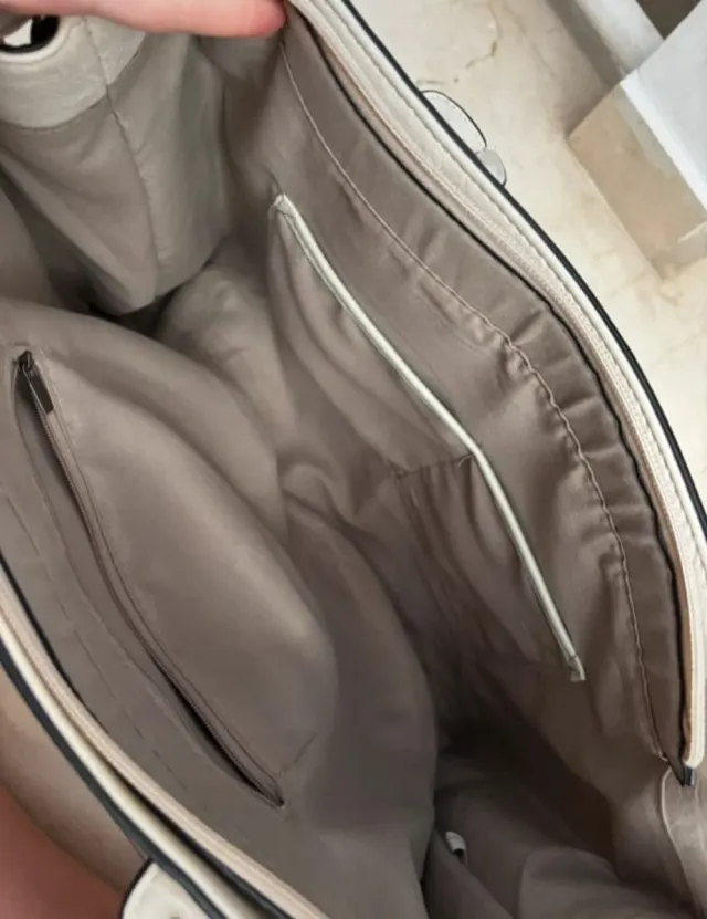 Bolso comprado en tienda local .