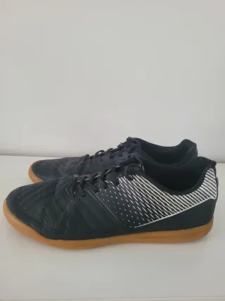 Zapatilla fútbol sala negra y marrón