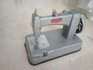Máquina de coser miniatura Essex antigua