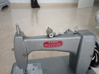 Máquina de coser miniatura Essex antigua