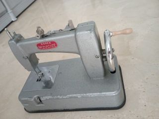 Máquina de coser miniatura Essex antigua