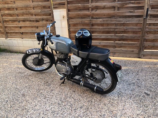 Moto ossa Clásica negra y Gris con Casco