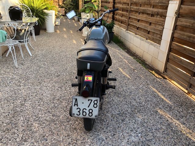 Moto ossa Clásica negra y Gris con Casco