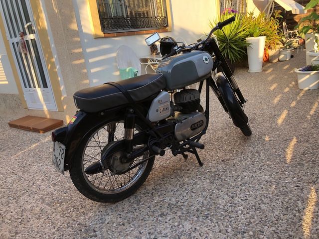 Moto ossa Clásica negra y Gris con Casco