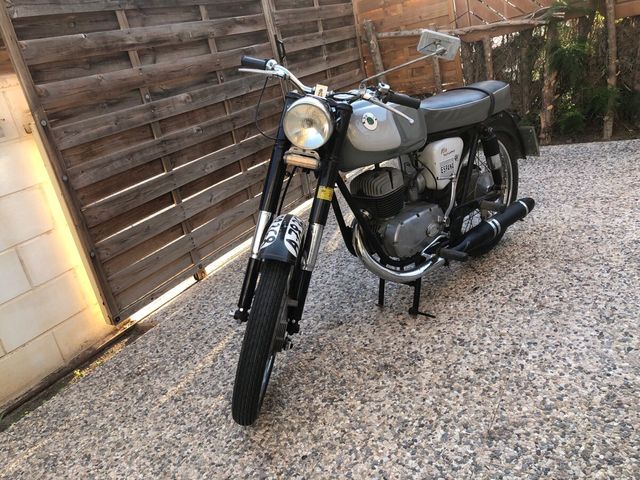 Moto ossa Clásica negra y Gris con Casco