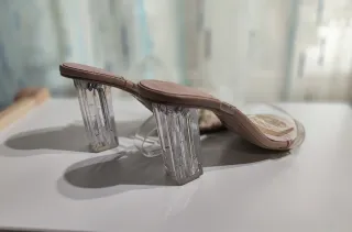 Sandálias de salto transparentes