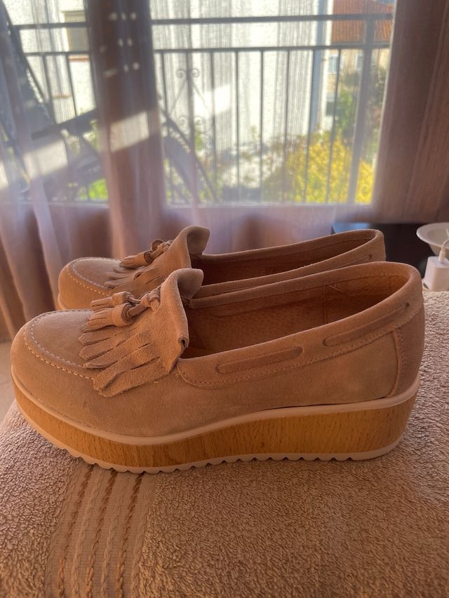 Zapatos de piel con flecos y plataforma