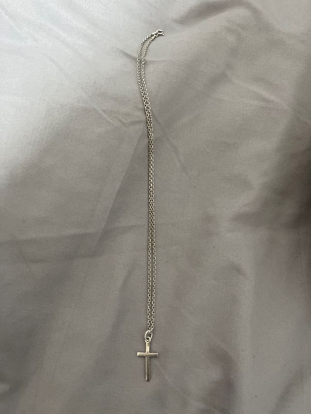 Collar de plata con cruz
