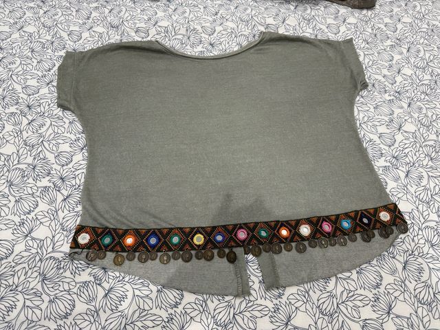 Camiseta verde Clarita con abalorios de monedas