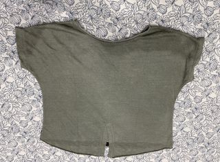 Camiseta verde Clarita con abalorios de monedas