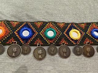 Camiseta verde Clarita con abalorios de monedas