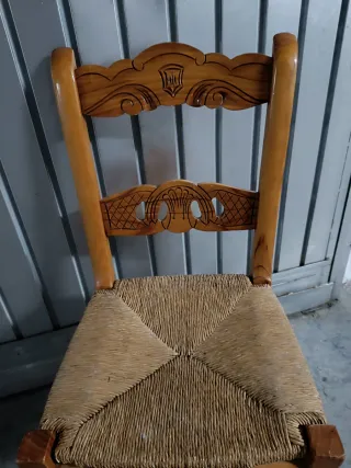 Silla flamenca de madera con asiento de esparto