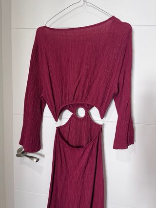 Vestido midi granate con aberturas.