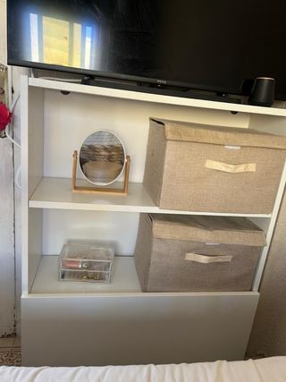 Cómoda de dormitorio beige y blanca