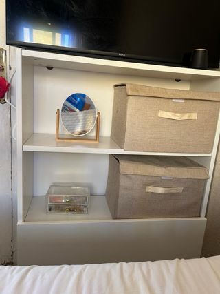 Cómoda de dormitorio beige y blanca