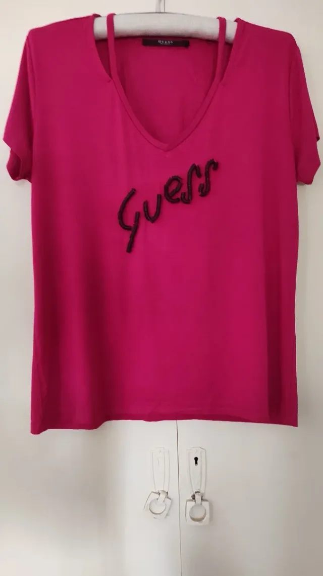 Blusa Guess Rosa con Detalles