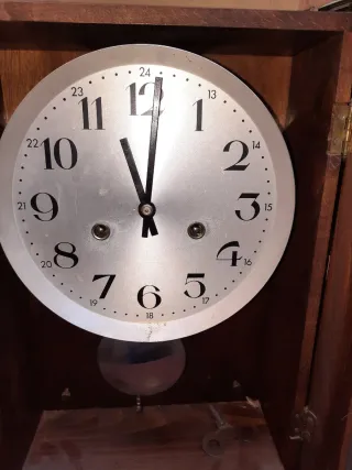 Reloj de pared antiguo de madera