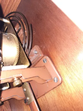 Reloj de pared antiguo de madera